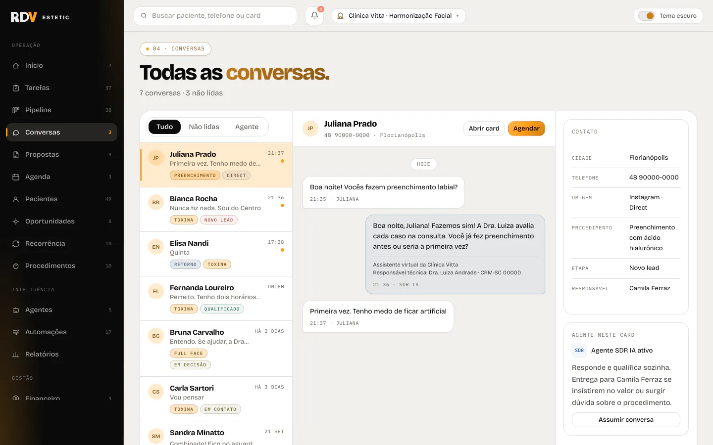 Tela Conversas: lista de pacientes e a conversa aberta com a resposta assinada da assistente virtual, numa clínica fictícia