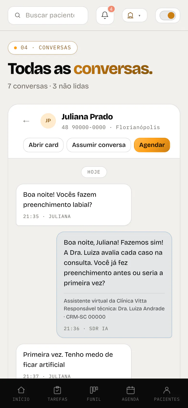 Tela Conversas no celular: a conversa aberta, com a resposta assinada da assistente virtual e o botão Assumir conversa, numa clínica fictícia